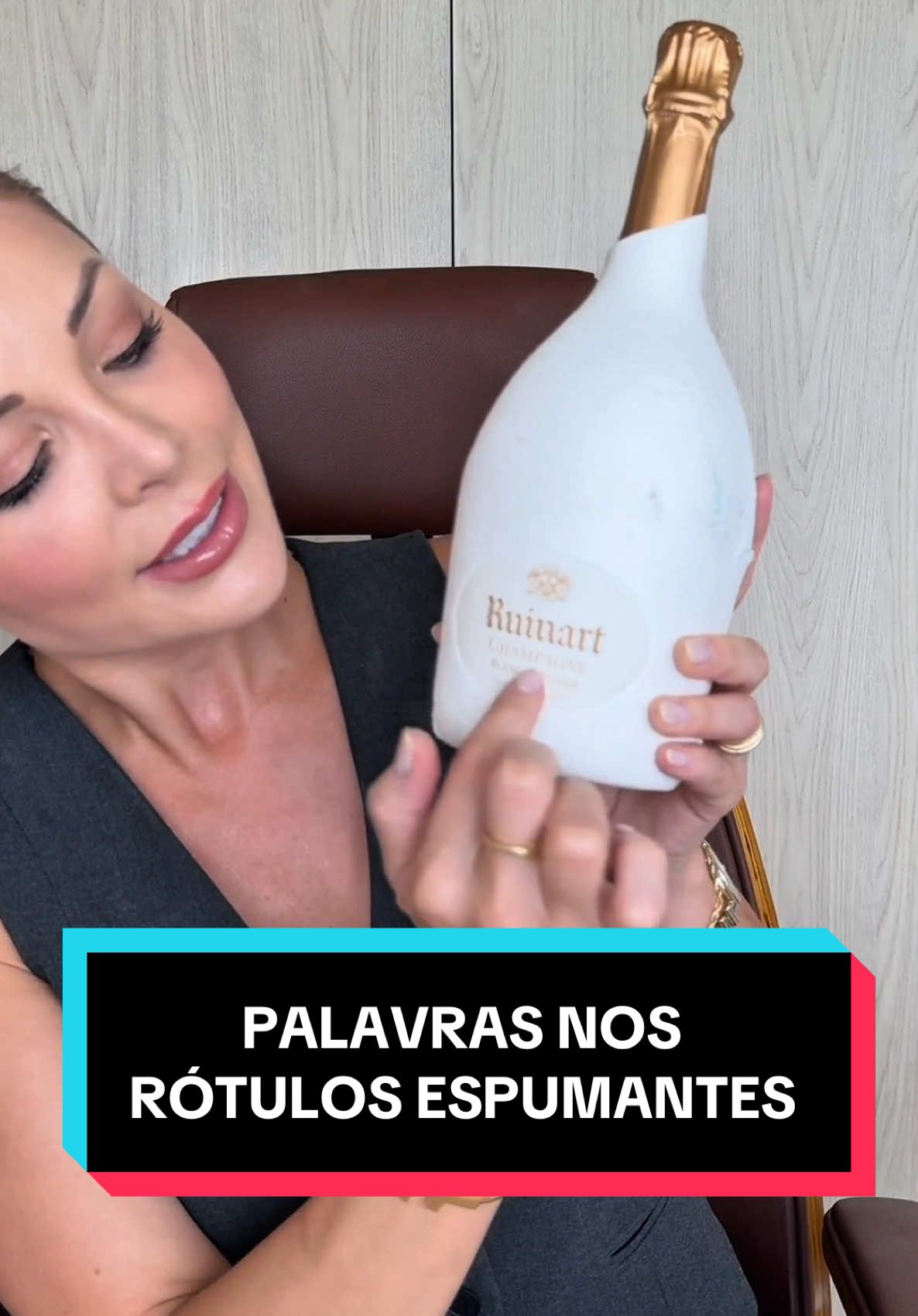 Já viu palavras diferentes no rótulo do espumante e ficou pensando: o que será que isso quer dizer??!! Algumas palavras parecem complicadas, mas são simples de entender… e o mais importante: elas mudam as características do espumante.  Saber isso pode transformar sua escolha. Dá o play que eu te explico tudinho de um jeito leve e descomplicado! E já compartilha com quem vc sabe que ama espumante! Priorize qualidade, não quantidade. Destinado a maiores de idade. #KarolNascimento #vinho #sommelier #vinhos