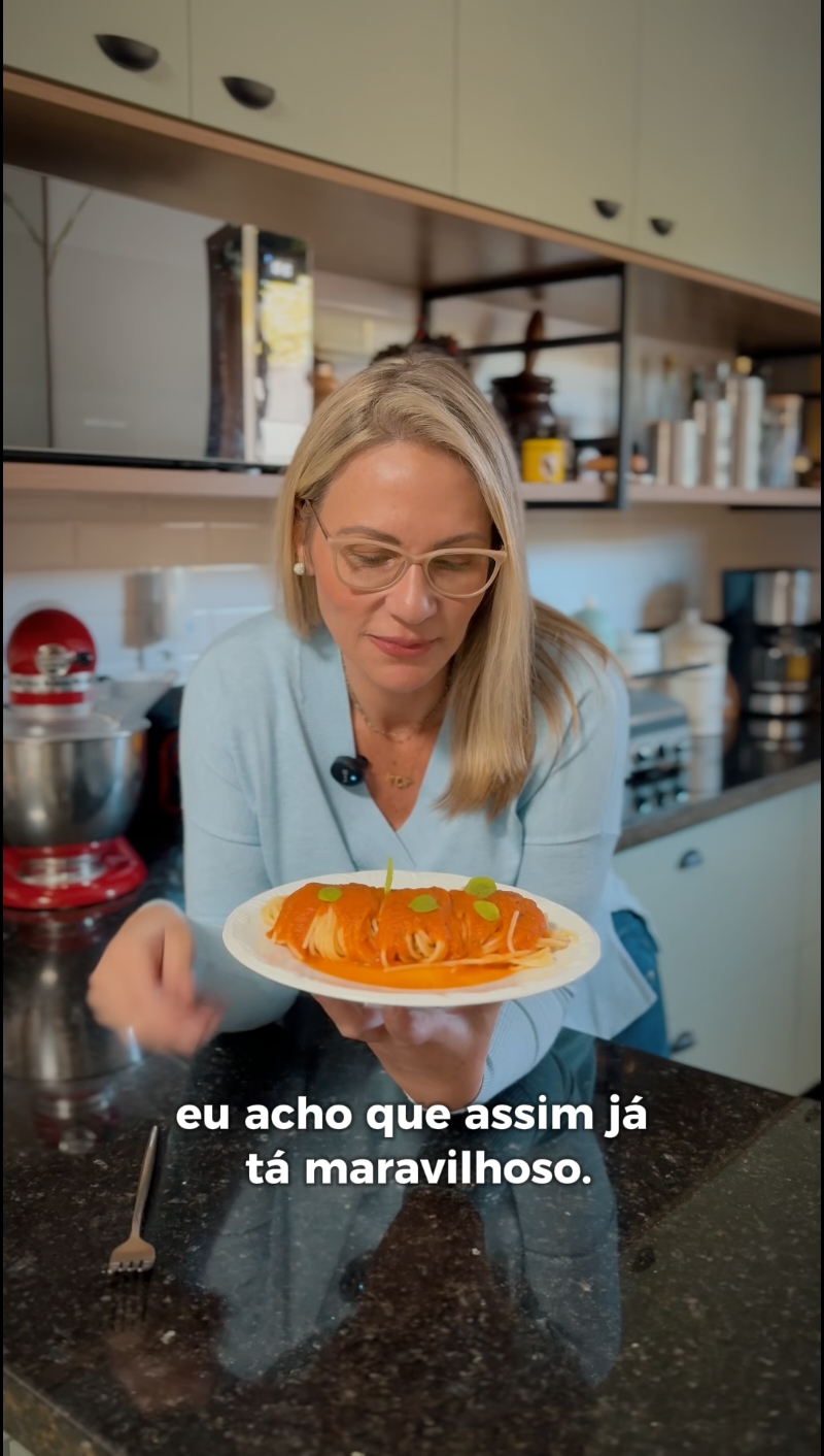 🍅 Molho de tomate de verdade. Não quero saber de nada enlatado.Vem aprender! Ingredientes: 1 kilo de tomates italianos 4 dentes de alho picados 1 xícara (chá) folhas de manjericão fresco 1 colher sopa sal 50 ml de azeite de oliva extra virgem Modo de preparo: Lave bem os tomates e pique grosseiramente. Em uma panela, refogue o alho com o azeite por 2 a 3 minutos em fogo médio (cuidado para não queimar o alho pois resultará num gosto amargo). Acrescente os tomates e o sal, mexa bem, diminua o fogo, acrescente as folhas de manjericão e deixe cozinhar em fogo baixo por 25 a 30 minutos. Transfira o molho para o liquidificador e processe até obter consistência lisa, passe pela peneira e volte para a panela até obter fervura. Acerte o sal e, se quiser, acrescente pimenta do reino moída na hora, a gosto. ⚠️Dica: Se o tomate não for italiano pode resultar num molho mais ácido, para corrigir coloque meia cenoura picada para cozinhar junto com os tomates.