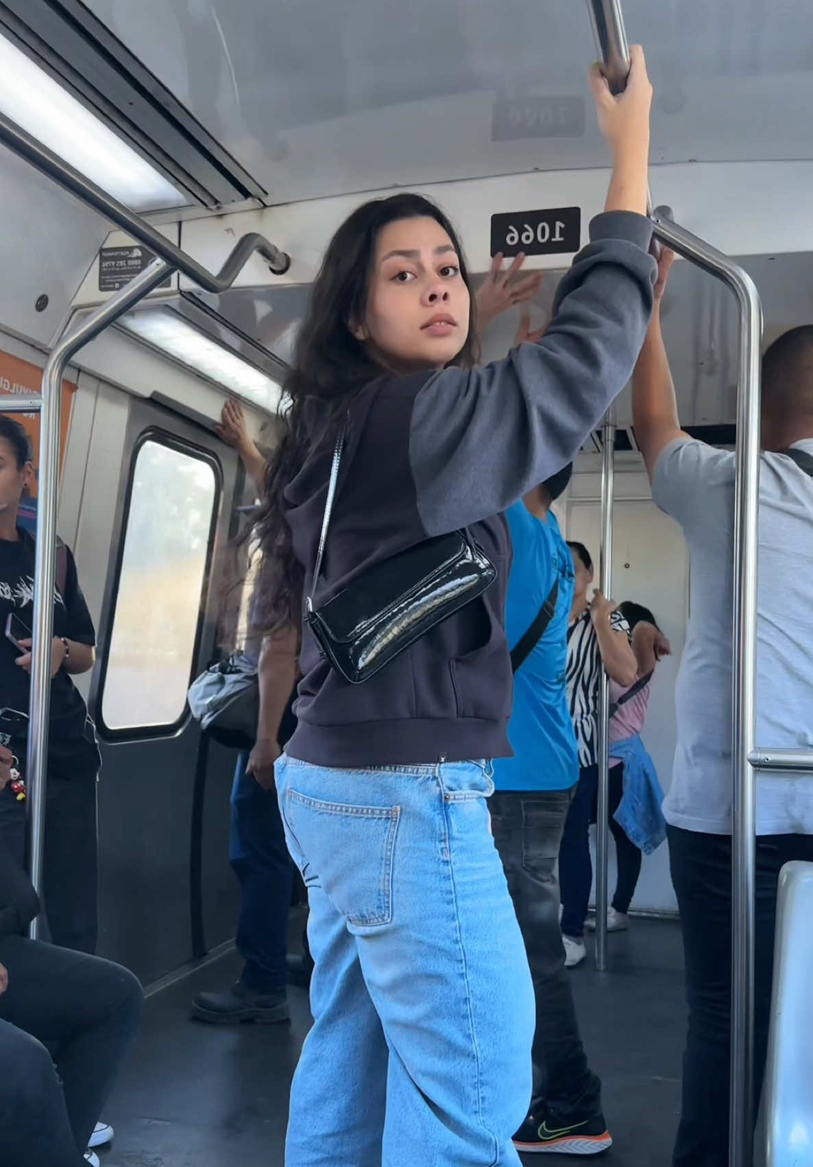 JOÃO, SEUS VIDEOS NO METRO SALVAM MEU DIA, ME DÃO FORÇA PRA SEGUIR DURANTE UMA ÉPOCA TÃO TREVOSA DO MUNDO. ALGO SOBRE SEU EMPODERAMENTO E OLHAR MARCANTE ENQUANTO AJEITA O CABELO MASCLANDO CHICLETE ME FIZERAM ENTENDER A ESSÊNCIA HUMANA. JOÃO, POR FAVOR LARGUE SEU PATRÃO E FIQUE COMIGO. SOU SUA MAIOR FÃ, EU TE AMO @João 