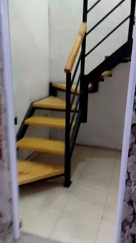 escalera de 70cm de ancho por 3m. de alto. estructura de hierro reforzado y escalones de madera. barandal de hierro reforzado y pasamanos de madera. #paratiiiiiiiiiiiiiiiiiiiiiiiiiiiiiii #comotequedoelojo #paravoce #fabricantes #escaleras #perzonalizadas #unicas 