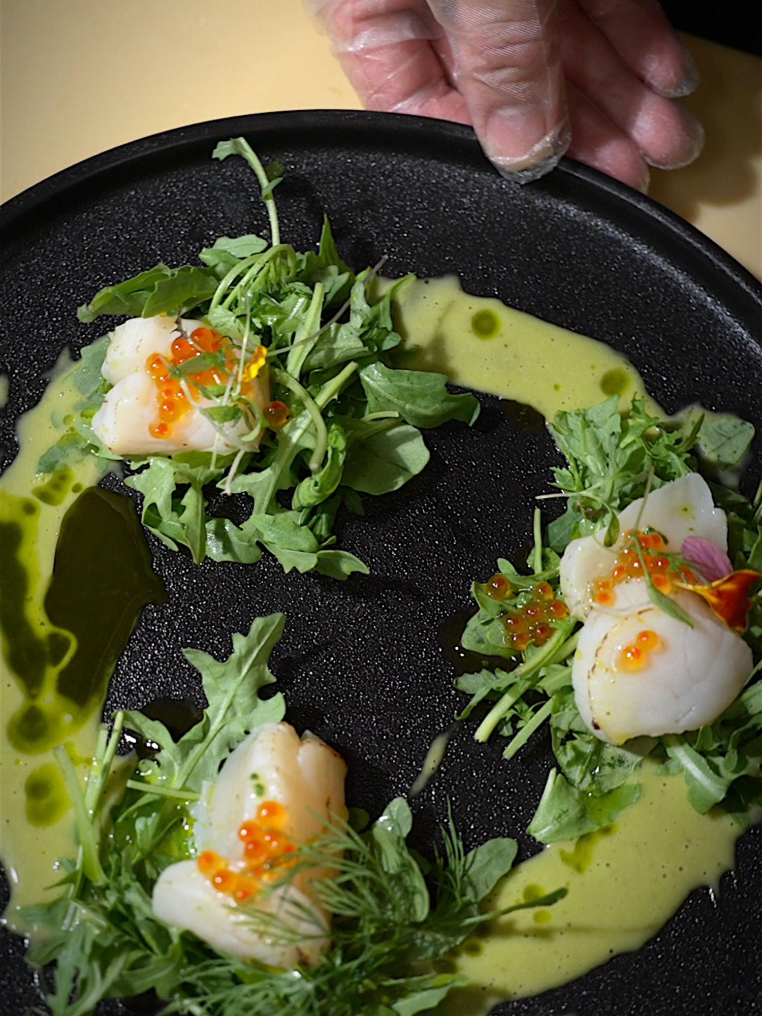 ✨ Bellezza e delicatezza in un solo piatto. Le nostre capesante scottate si fondono con una composizione raffinata e sorprendente. Un equilibrio di sapori, forme e consistenze pensato per emozionare. The perfect art of sushi. 📍 Via Orfeo Mazzitelli 122, Bari 📩 info@allto.it 📲 WhatsApp: +39 338 268 9577 #sushibari #ristorantesushibari #allto #alltosushi #alltosushibari #sushi