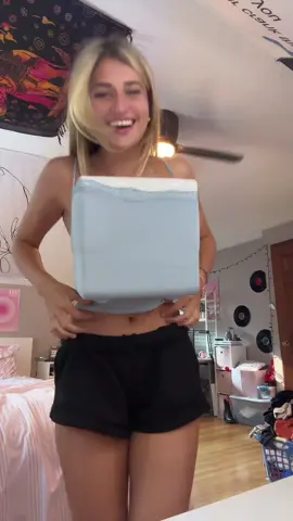 Bro I’m so dead this is so funny 🩵 #fyp #danysu #viral #tanktop #grwm #funny #blonde #college 
