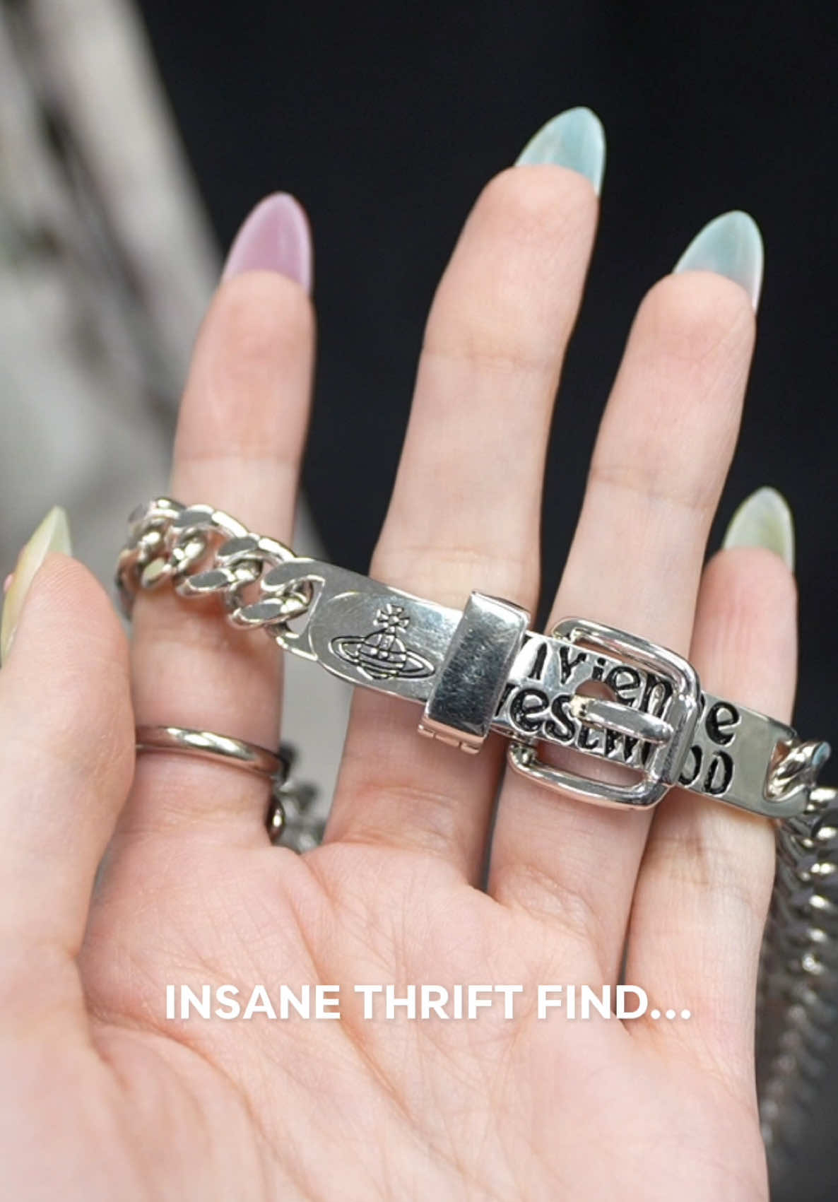 I CAN’T BELIEVE I THRIFTED THISSSS #viviennewestwood #viviennewestwoodjewellery #thrifted #thriftfind #designer #jewelry #chainnecklace #nana #thrift 