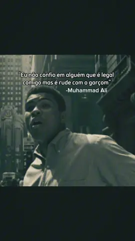 “Quer saber quem alguém realmente é? Observe como ela trata quem não pode oferecer nada em troca.” 🥊 Essa frase de Muhammad Ali deveria ser tatuada na alma de muita gente. #MuhammadAli #FrasesQueMarcam #Caráter #ReflexãoProfunda #RespeitoSempre #MentalidadeForte #GrandezaNãoSeCompra #TikTokFilosófico 