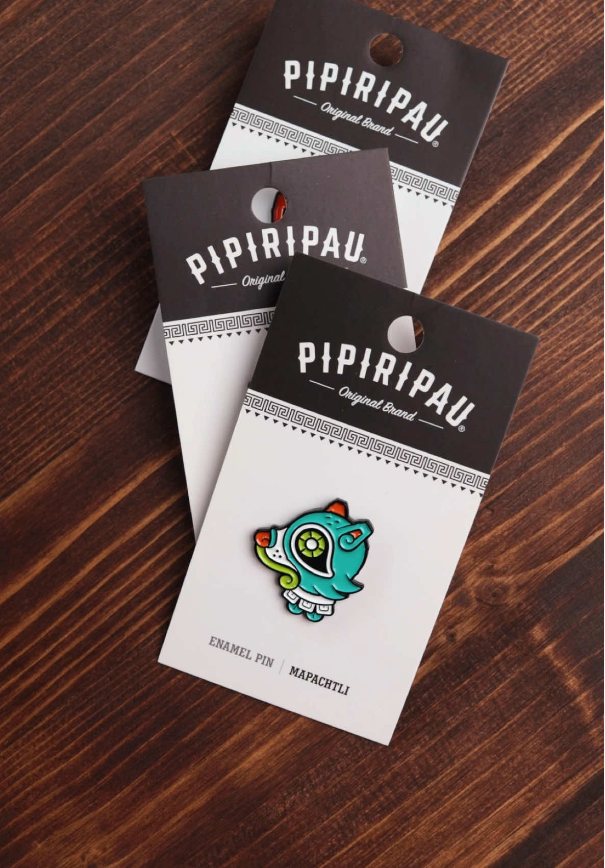 Tenemos una colección de pines llamada Nahuatl. Este es el set Nahuatl V, que incluye a Coyotl, Macuahuitl y Mapachtli. (Dispensen la mala pronunciación) #Pipiripau #PipiripauBrand #pines #enamelpins 
