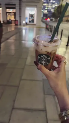 كان المطر خفيف… بس المشهد، والإحساس، والأغنية… كلها قالت: لندن وأنا وياك ☕️🌧️🖤 #لند#لندن_وانا_وياكتحت#تحت_المطرقهو#قهوة_ومطرعين#عين_لندنلحظ#لحظة_حباكس#اكسبلور_رومنسيذكر#ذكريات_لندناغا#اغاني_تيك_توكجو_#جو_بارد_ودافيرحلتي_في_لندن #Lon#LondonInTheRainLon#LondonAestheticRai#RainyLondonSta#StarbucksVibesCoz#CozyInLondonTik#TikTokRomanticExp#ExplorePageVir#ViralMoodCou#CoupleVibesPOVInLondon