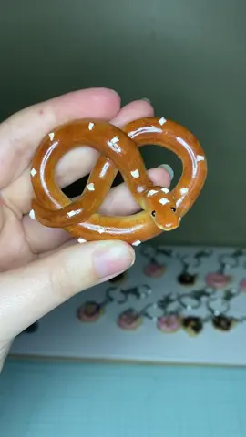 Everyone on my last post really liked my pretzel snake! So here’s a better view. I also have mini pretzel snake keychains in my etsy!  These guys will be restocked in my upcoming etsy update. Later in the week!  #pretzellover #clayart #polymerclay #snakes #reptileart #dangernoodle #snek #deskbuddy #shelfdecor #sillyart #funnyart #cutesnake #ballpython #cornsnake 