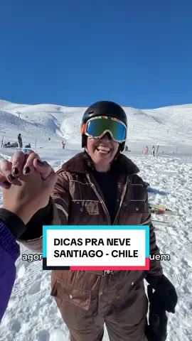 DICAS PARA CURTIR A NEVE! 🚐 TRANSFER: Fechamos com a Passeios Chile e sentimos muita confiança em todos os motoristas. As estradas são perigosas para quem não tem experiência, então contrate um transfer ao invés de correr o risco com carro alugado. Vocês ganham desconto no Transfer e nos passeios usando o cupom VCPELOMUNDO; 💰 PREÇOS DOS INGRESSOS: No Valle Nevado pagamos 76.000 pesos por pessoa (aproximadamente R$475) no ingresso + 2 horas de aula de Ski compartilhada. Ou seja, foi mais barato comprar na bilheteria do que online no dia que fomos, mas isso pode variar MUITO e não há como garantir 100% o preço exato de cada dia. Já em Farellones pagamos 60.350 pesos por pessoa na bilheteria (aproximadamente R$377). Nesse caso, o ingresso online teria custado mais barato. ⛷️ ROUPAS: Alugamos nossas roupas técnicas na Loja Brasil na Neve. O kit completo com roupa, luvas, óculos e botas custa R$100 por pessoa e tudo é de excelente qualidade! Tem marcas como The North Face, Columbia, Quéchua e muito mais! 🏥 SEGURO VIAGEM: custo baixíssimo ao comparar com o restante da viagem - custa em média menos de R$100 por pessoa e te protege em casos de emergências médicas, extravio de bagagem, cancelamento de voo e muito mais!  Link com desconto na Bio! Quem quiser é só nos pedir! 🍔 COMIDAS: Decidimos levar lanches de casa e nossas barrinhas de proteína da BOLD (🏷️ Cupom de desconto VCPELOMUNDO no site da Bold). Achamos a melhor opção, porque economizamos muito e não perdemos tempo nas filas dos restaurantes/Food trucks. Considere uma média de R$100 por pessoa em hambúrguer ou pizza. Envia esse vídeo pra quem quer curtir um dia de neve e siga a @vcpelomundotour para muitas dicas de viagens! . . #santiago #santiagodechile #chile #viageminternacional 