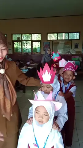 Dengan MPLS Ramah siswa baru berkeliling lingkungan sekolah dan menyapa warga sekolah untuk saling mengenal dan akan menjadi bagian dari keluarga besar SDN 2 Pelitaasih