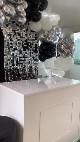 Al estilo disco para celebrar el cumpleaños #11 de Eva 💃🖤 #decoracionesglobos #balloons #discopartyideas #boladedisco #cupletematico 
