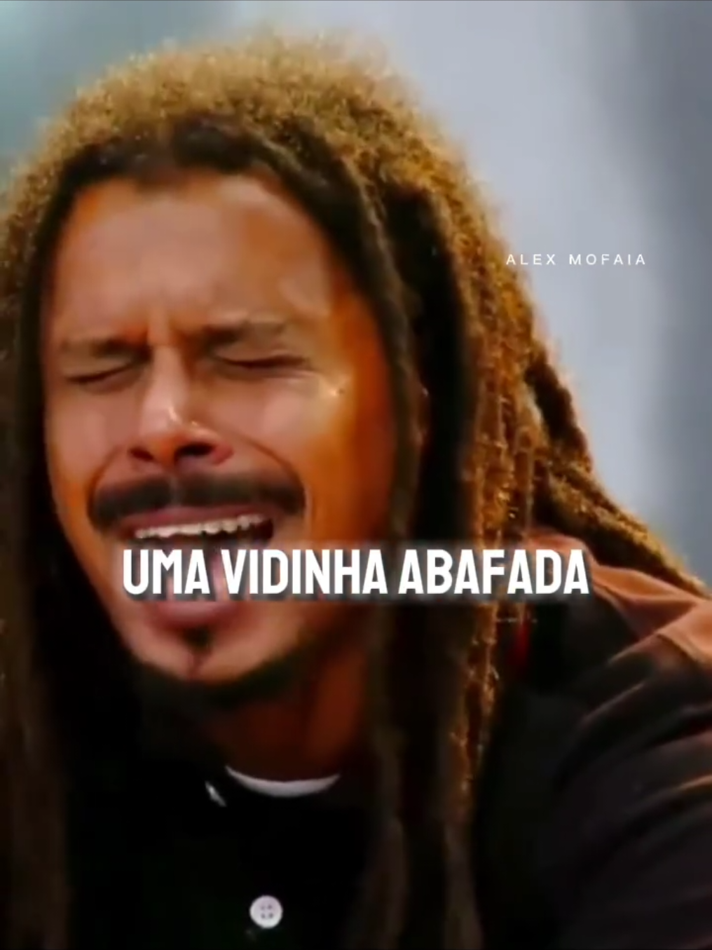 A música 'Rodo Cotidiano' da banda O Rappa, conhecida por suas letras carregadas de crítica social e reflexões sobre a realidade brasileira, aborda a rotina opressiva e a luta diária do trabalhador comum. Através de uma narrativa que mistura poesia e realismo, a letra descreve o cotidiano de quem enfrenta o transporte público lotado, simbolizado pela 'minhoca de metal', uma metáfora para os ônibus ou trens que cortam as cidades. A repetição do refrão 'Ô ô ô ô ô my brother' evoca um chamado de solidariedade e reconhecimento entre aqueles que compartilham da mesma luta diária. A canção destaca a falta de espaço, tanto físico quanto existencial, enfrentada pelos trabalhadores, que são forçados a se 'encostar' uns nos outros, perdendo sua individualidade. A 'quentinha abafada' e o 'troco que é pouco' são elementos que reforçam a precariedade da vida do trabalhador. A música também toca na perda de sonhos e aspirações ('Uma ideia fugia'), sugerindo que a rotina exaustiva e a luta pela sobrevivência acabam por sufocar a criatividade e a esperança. O Rappa, com sua sonoridade que mescla rock, reggae e hip-hop, consegue transmitir a sensação de urgência e a densidade da experiência urbana, fazendo de 'Rodo Cotidiano' um retrato fiel e crítico da realidade de muitos brasileiros. . #frases #marcelofalcao #orappa #resiliencia #resistencia #esperanca #brasil 