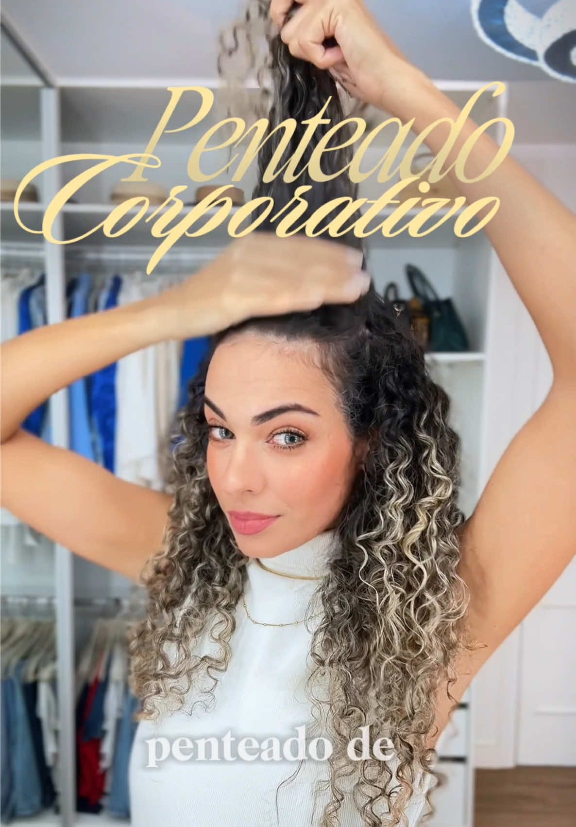 Ideia de penteado fácil pra trabalhar cabelo cacheado sem perder os cachos   Ep.15 Penteado elegante pra trabalhar com cabelo cacheado: simples, rápido e chique! 👩🏽‍💼✨ Tá difícil achar um penteado que valorize seus cachos e ainda combine com look de trabalho? Esse tutorial é pra você que quer praticidade sem abrir mão da elegância! 💼 Ideal pra reuniões, escritório ou dias que pedem um visual mais arrumado. E o melhor: sem precisar alisar, sem perder definição e com muito estilo! ✔️ Finalização leve ✔️ Volume equilibrado ✔️ Detalhes que transformam o básico em sofisticado Quem disse que cacheada não pode ser CLÁSSICA no dia a dia? 👉🏽 tem uma amiga que ia amar esse penteado? Manda esse vídeo pra ela ✅ De 0 a 10 qual nota você daria pra esse penteado? 👀  - - - - #penteado #penteadopratrabalhar #penteadododia #penteadofácil #penteadocachos #penteadocacheado #penteadocacheadas  Penteado fácil para trabalhar cabelo cacheado elegante #corporativegirl  #creatorsearchinsights 