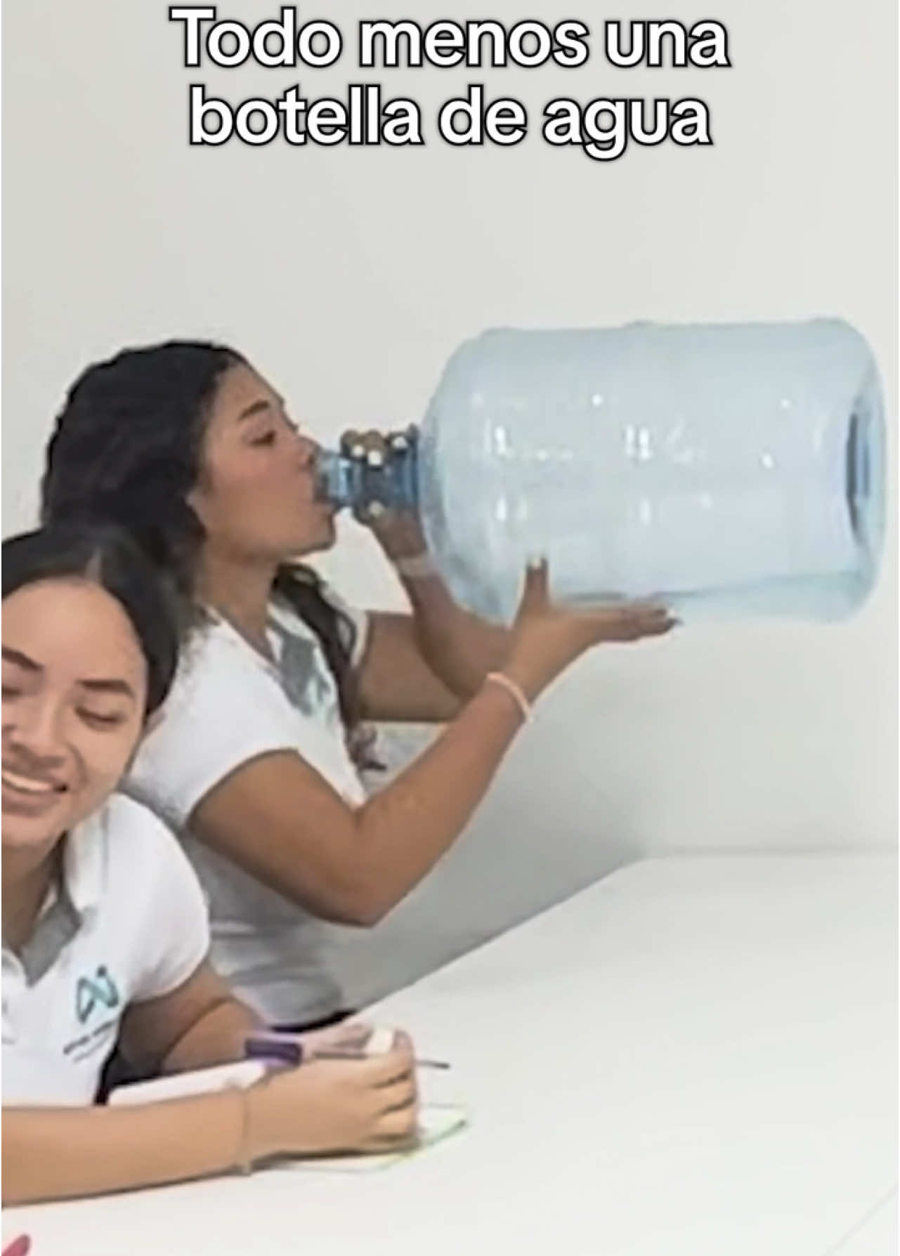 Las bromas no paran en la agencia: seguimos fingiendo que bebemos agua desde cualquier objeto random que se nos cruce😂 #maven #viral_video #humorlatino #comedia #objetoraro #nicaragua #socialmedia #bienvenidaconestilo 
