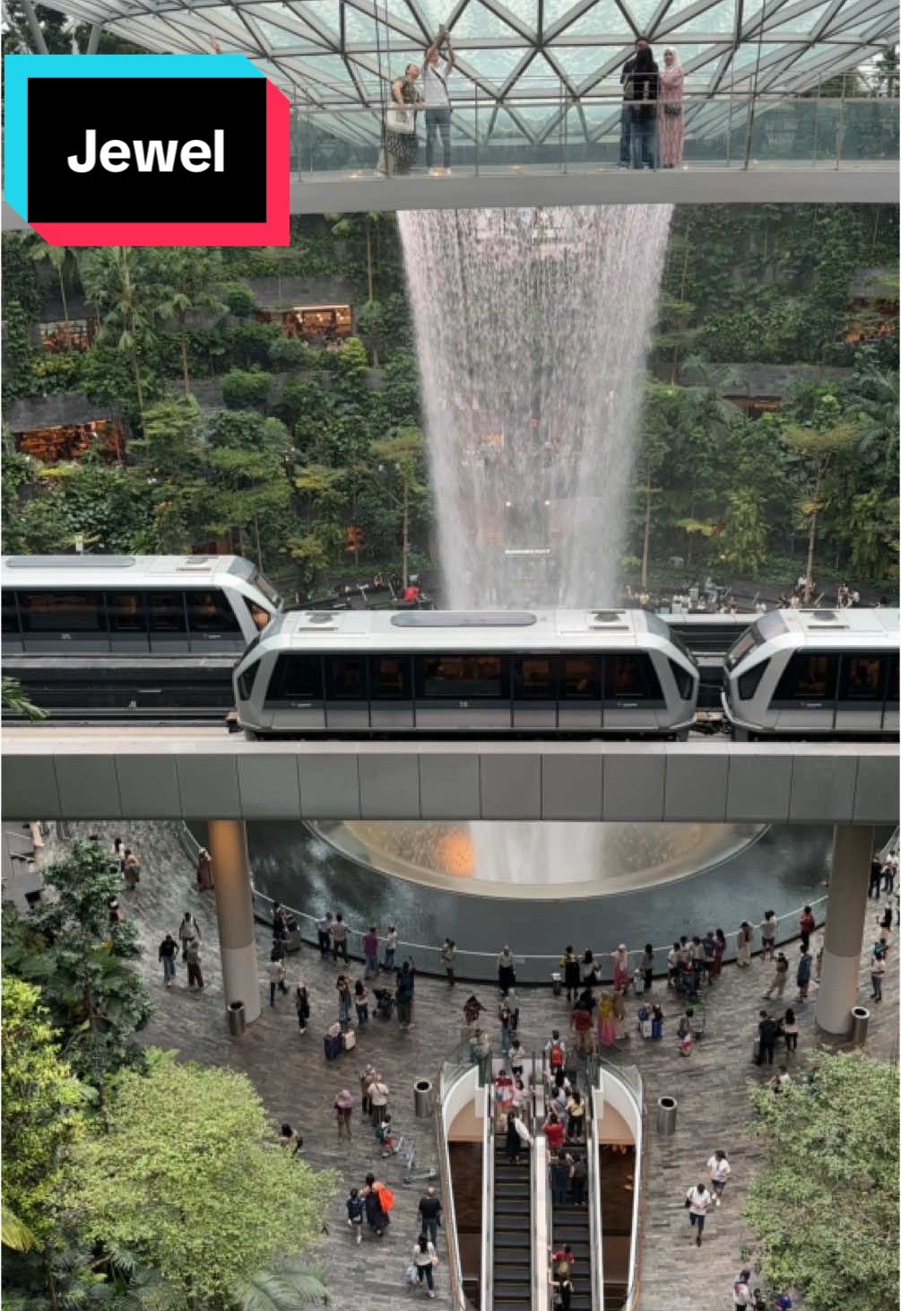 ไปสิงคโปร์ถ้ามีเวลาแนะนำให้แวะเที่ยว Jewel ที่สนามบินช่างฮี มีทั้งร้านค้าร้านอาหารและวิวสวยสวย #jewel #jewelchangiairport #changiairport #singapore 