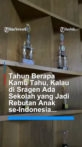 Ada yang pengen anaknya kelak keterima di sini? ............... Tak banyak yang tahu, bila di Sragen, salah satu kabupaten termiskin di Jawa Tengah, berdiri SMA unggulan dengan kualitas internasional. Inilah SMA Unggulan Rushd, sebuah sekolah yang didirikan oleh pengusaha muda Indonesia kelahiran Sragen, Ahmad Zaky. Didirikan di Kecamatan Masaran, Sragen, SMA Unggulan Rushd dikenal sebagai salah satu sekolah menengah favorit yang menjadi incaran banyak siswa berprestasi. Para siswa yang diterima di SMA Rushd merupakan hasil seleksi ketat dari berbagai kota di Indonesia. Tahun ini, sekolah menyambut 80 peserta didik baru tahun ajaran 2025/2026, yang merupakan angkatan ke-3. Mereka tiba di SMA Unggulan Rushd, Minggu (13/7/2025). Kehadiran mereka disambut melalui acara welcoming ceremony, yang digelar sebagai bagian dari kegiatan orientasi dan pengenalan lingkungan sekolah. Dalam acara tersebut, para siswa mendapat sambutan langsung dari Founder SMA Unggulan Rushd, Achmad Zaky. Ia menyampaikan tiga pesan penting kepada seluruh peserta didik yang akan menempuh pendidikan di sekolah tersebut. “Bermimpi lah besar, disiplin, dan be active. Itu tiga kunci utama untuk kalian semua agar mampu bersaing dan menjadi pribadi yang unggul,” ujar Achmad Zaky, Minggu (13/7/2025). Meski baru dua tahun, sekolah ini memenangkan sejumlah kompetisi sains internasional. 