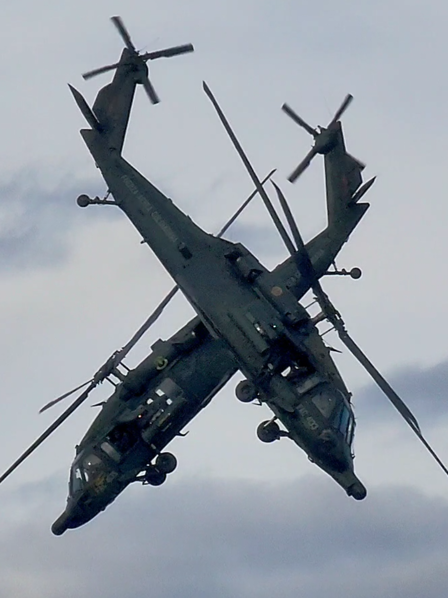 Arpía 51 🦅 en su impecable presentación durante la F-AIR 2025 🔥 🚁 Fuerza Aeroespacial Colombiana 🚁 Sikorsky AH-60L Arpia III 🚁 FAC-4133 | FAC-4135                       #FuerzaAereaColombiana #Helicopter #FAIR2025 #BlackHawk #MilitaryAviation #Military #Airplane #Aviation #Aviacion #Arpia51 #Pilot @Fuerza Aérea Colombiana 