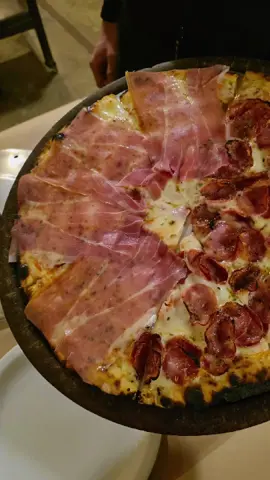 🍕 Pizzaria São Paulo – a clássica que nunca decepciona! Sabe aquele lugar que já virou tradição entre os moradores e turistas? A Pizzaria São Paulo é exatamente isso! Ambiente simples, familiar, atendimento rápido e uma pizza caprichada, daquelas que vêm fumegando na mesa e conquistam no primeiro pedaço. 😍 A massa é fininha e crocante, com muuuito recheio e combinações que agradam todo mundo. Tem pizza de camarão, portuguesa, frango com catupiry, vegetariana… e as bordas recheadas são um espetáculo à parte! 👏 💡 Dica local: chega cedo ou vai com paciência, porque nos dias de movimento a fila é real – mas vale cada minuto! 📍 Av. Prof. Thomaz Galhardo, bem no centrinho de Ubatuba/SP 🕕 Abre todos os dias a partir das 18h #pizzariasãopaulo #ondecomerubatuba #ubatubacomida #dicasdeubatuba #roteirosdeubatuba #ubatubasp #turismogastronomico #pizzaébomdemais #pizza #fy #depois #viraltiktok #pizzariasaopaulo #ubatuba #gastronomiaubatuba 