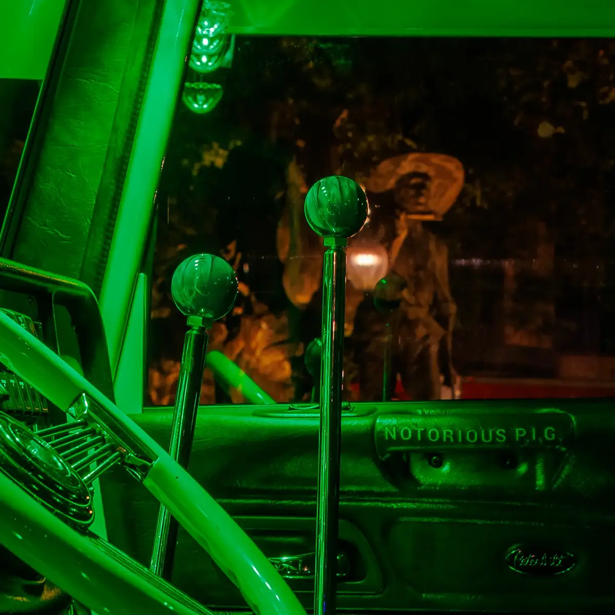 Statues and Notorious PIG at Old Town Rig Down. #largecar #peterbilt #peterbilt389 #trucking #chickenlightsandchrome 