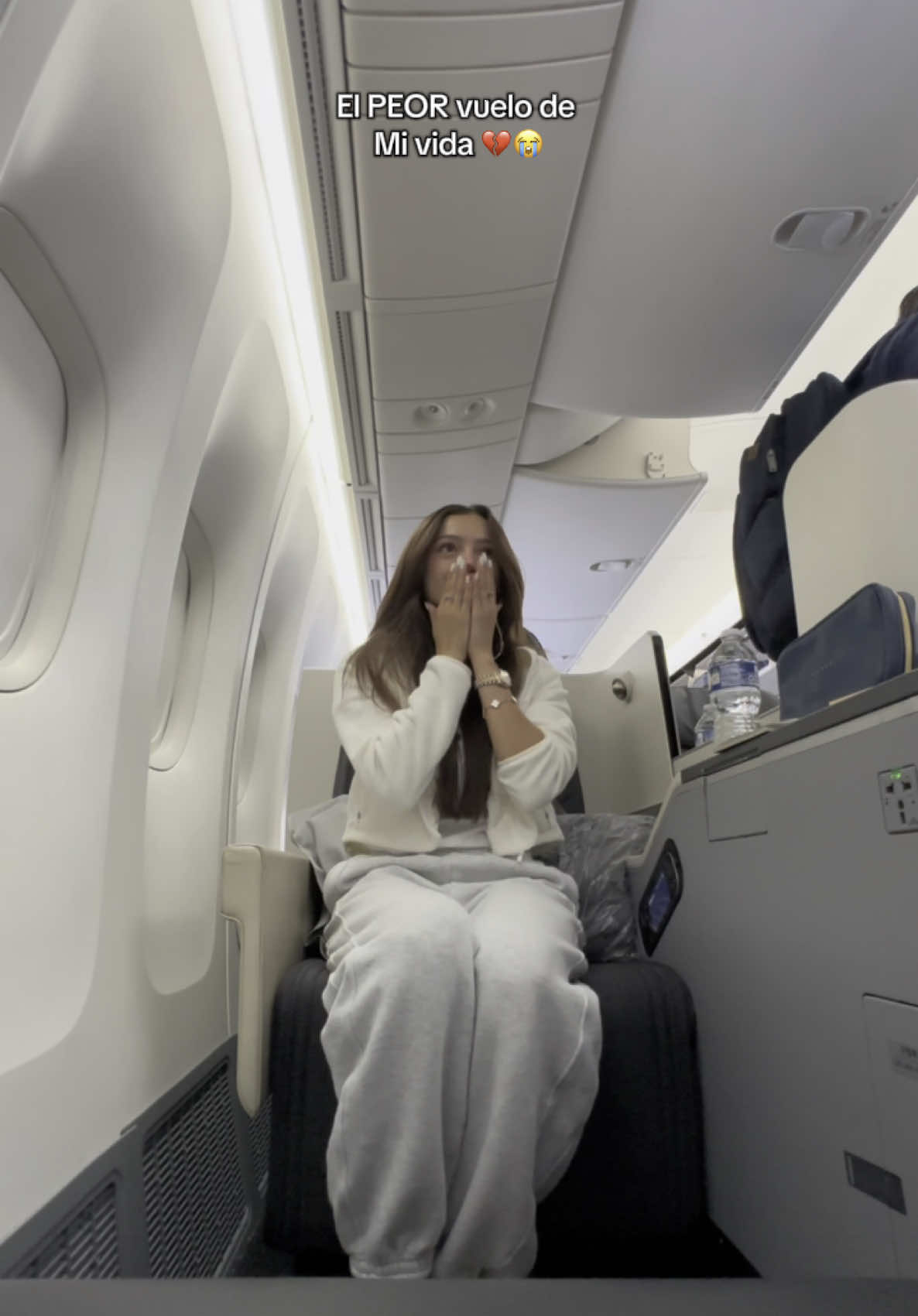 El peor vuelo de mi vida 😱‼️ Fue en primera clase …. No pensé vivir esto ! #detrasdecamaras #behindthescenes #transitions 