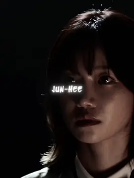Jugadora 222 jun-hee: una de las más queridas por los fans. Su historia, marcada por la valentía y el sacrificio, dejó huella en cada escena. Contra todo pronóstico, luchó hasta el final… y aunque su destino fue duro, su recuerdo vive en cada mirada y cada paso de su hija. #SquidGame3 #Jugadora222 #Temporada3 #Netflix      #nenamoxita 