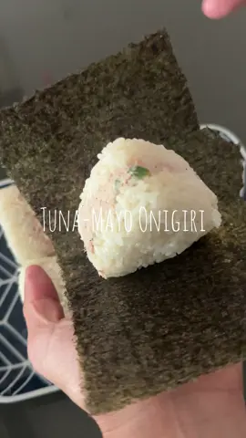 Tuna-Mayo is our girls’ favorite onigiri 🍙love packing this for lunch, picnics and road trips!  やっぱりツナマヨが美味しい🥰 #ツナマヨ #おにぎり #onigiri #tunamayo #lunchidea #asmr #asmrcooking