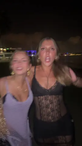 don’t know what’s going on here but i miss ibiza 😍