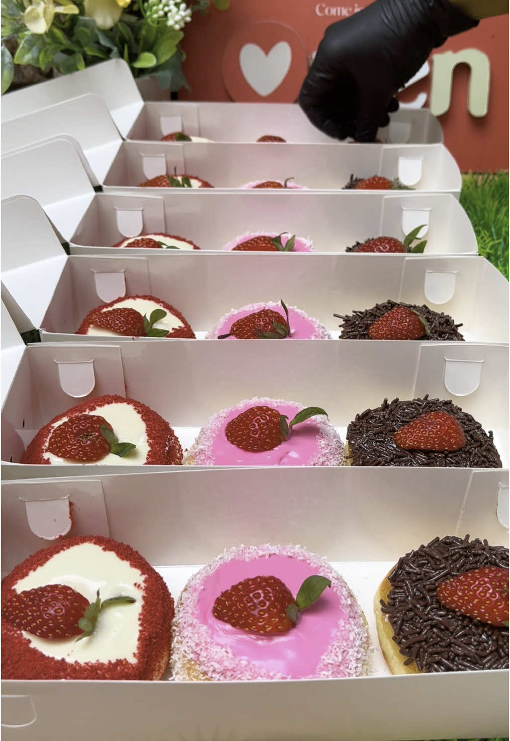 Secantik ini cuma 10rb aja😍💕 Pesenan acara2 sdh mulai full ya seminggu kedepan,,yg mau buat acara yuk segera pesan sebelum quota full😍 Pemesanan bisa langsung wa,, Wa ada di bio🫶🏻 #kulinertulungagung #tulungagung24jam #tulungagunghitss #donatkentang #donattulungagung #donattulungagung #fyp #fyppppppppppppppppppppppp #xybca 