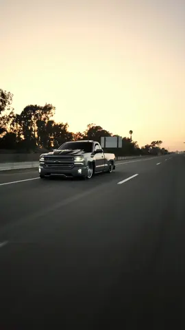Reflejando 🏄🏻‍♂️  🎥 @leodaphotographer805  #GomezDropz #SATrucksVC #SATrucks #bagged #MTWbillets #airbags #foryou #truckinaround #billets #droppedtrucks #silverado #chevrolet #fyp #cortita #sierra #billetboyz