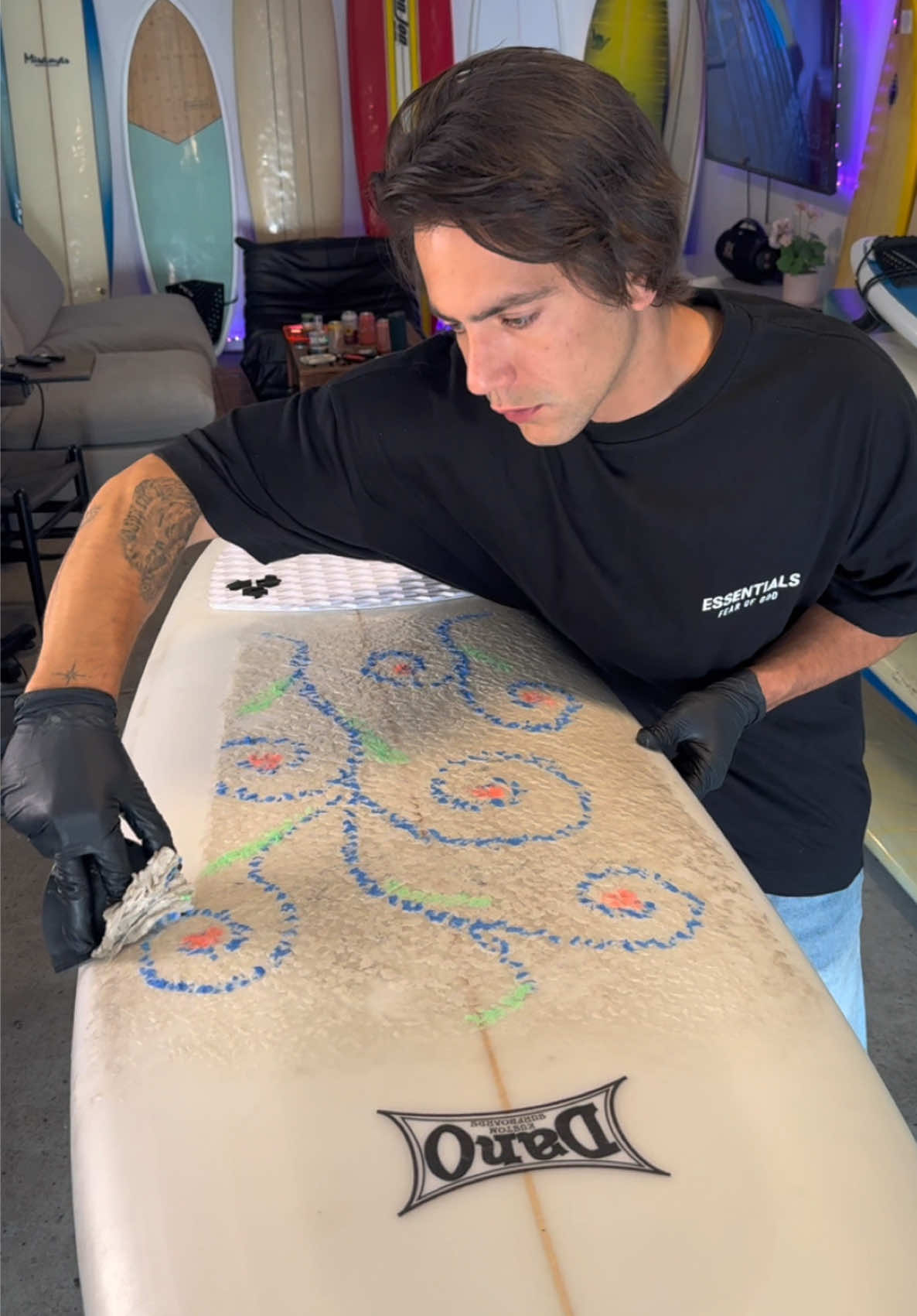 Scraping off the old wax from this 6ft Dano surfboard and cleaning up the residue with coconut oil✨ #fyp #WaxOnWaxOff #SurfboardCare #beforeandafter  #satisfyingcleaning      