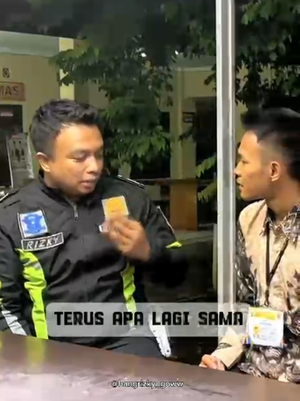 EKA EFENDY 💙 ANAK SEORANG PENJAHIT Lahir dari keluarga sederhana, sang ayah hanya seorang penjahit rumahan, tapi tidak menyurutkan niatnya untuk daftar menjadi seorang anggota kepolisian.  Dengan persiapan yang cukup, belajar yang baik, latihan jasmani, dan tentu dengan doa restu kedua orang tua, eka begitu dia di panggil Lulus dan terpilih untuk mengikuti pendidikan bintara  POLRI tahun ini.  Tangis bahagia dan ucap sukur pecah saat indra bertemu dengan kedua orang tua dan keluarga nya saat pengumuman kelulusan di mapolres cimahi.  Buat adik