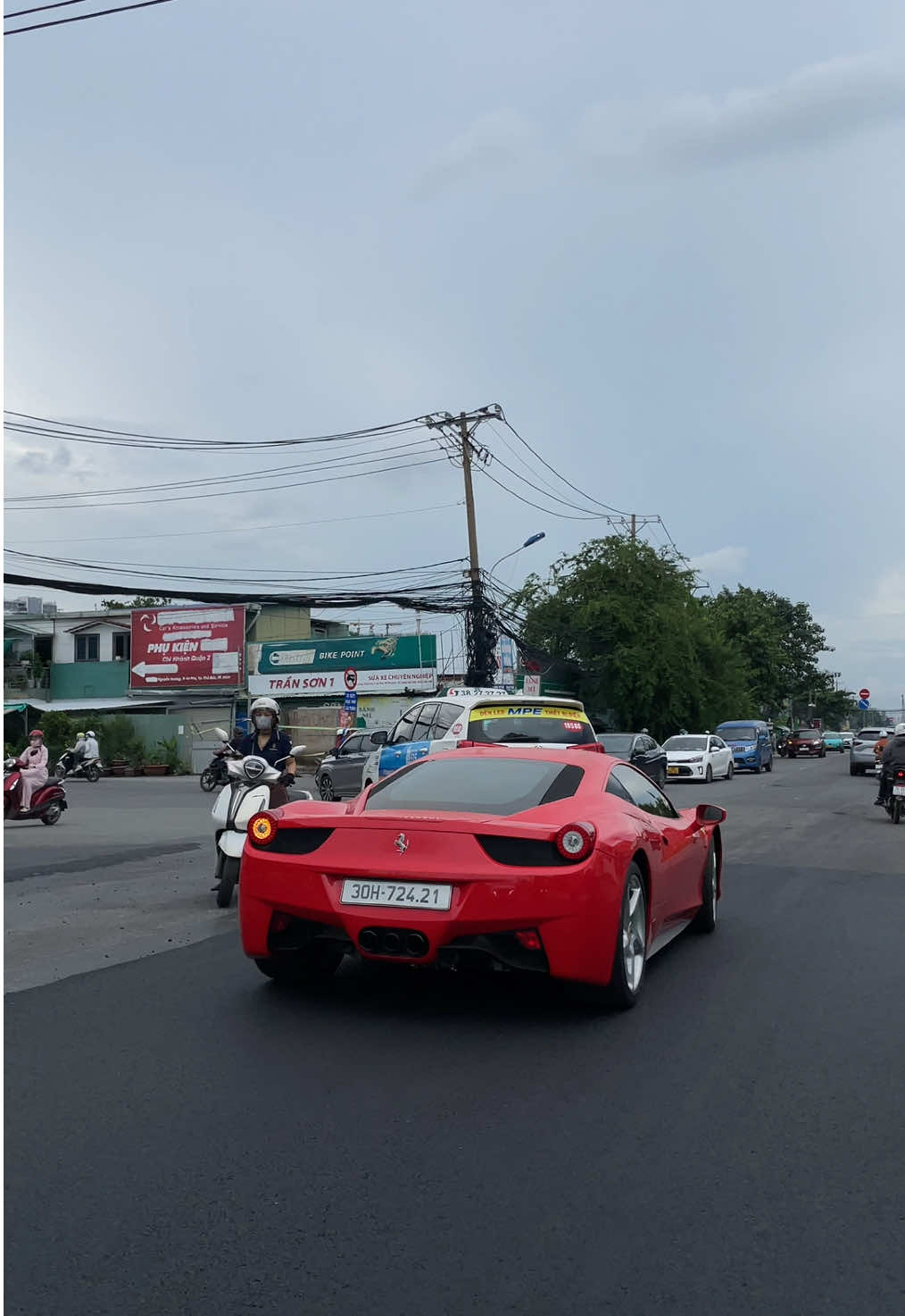 Ferrari 458 Italia lần đầu được giới thiệu tại triển lãm Frankfurt Motor Show vào tháng 7 năm 2009. Đến nay, dù đã 16 năm tuổi nhưng chiếc xe vẫn đẹp một cách đầy mê hoặc. @The Only VN #ferrari #ferrari458italia #458italia #supercar #viraltiktok #carsoftiktok #ferrari458 #viralvideo 