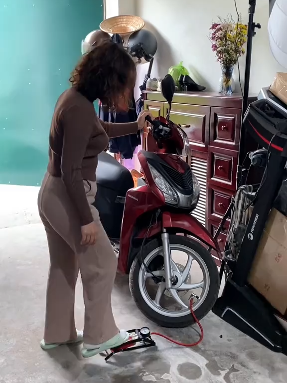 Bơm xe máy xe đạp mini, kèm đồng hồ kiểm tra áp suất