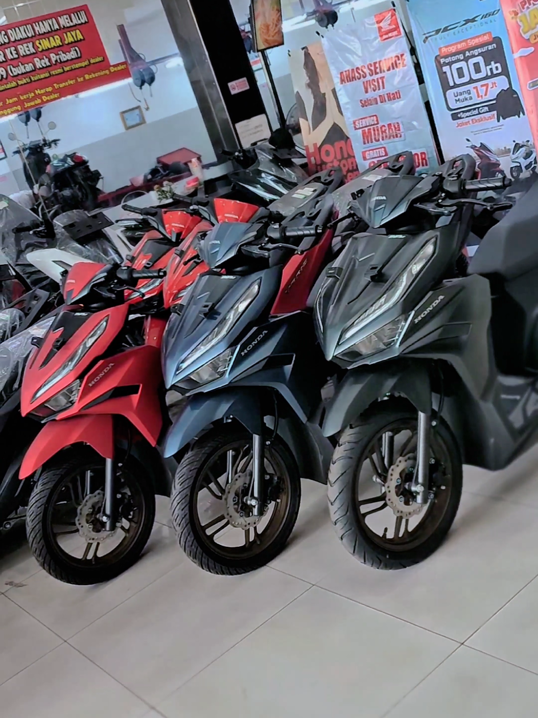 Vario 125 ISS keyless hitam biru atau merah keren loh brosist ready ga pake nunggu nikmati harga spesial promo hanya didealer sinar jaya #vario #vavarioan #honda #dealersinarjaya #sidoarjo #promohonda #hargamurah 