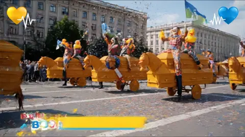 🎭 Добро пожаловать в уникальное представление, где 🎪 цирковые персонажи едут верхом на загадочных платформах… 🤡 Кто-то машет рукой, кто-то просто лежит. 🎷 Музыка играет, зрители хлопают, а за кулисами — абсолютная тишина. 💀 Два рассказчика объясняют: 