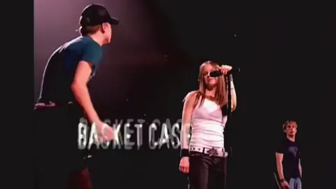 Avril Lavigne - BASKETCASE (Live From Try To Shut Me Of Tour 2003) #avrillavigne #basketcasegreenday 