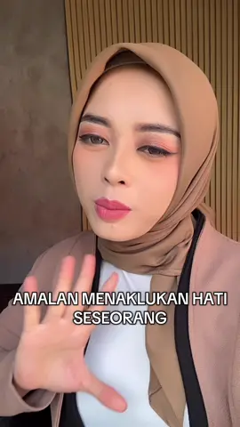 Doa Nabi Daud untuk Meluluhkan Hati Seseorang  اللَّهُمَّ إِنَّكَ أَنْتَ الْعَزِيْزُ الْكَبِيْرُ وَأَنَا عَبْدُكَ الضَّعِيْفُ الذَّلِيْلُ الَّذِيْ لَا حَوْلَ وَلَا قُوَّةَ إِلَّا بِكَ، اللَّهُمَّ سَخِّرْ لِيْ كَمَا سَخَّرْتَ فِرْعَوْنَ لِمُوْسَى وَلَيِّنْ لِيْ قَلْبَهُ كَمَا لَيَّنْتَ الْحَدِيْدَ لِدَاوُدَ فَإِنَّهُ لَا يَنْطِقُ إِلَّا بِإِذْنِكَ نَاصِيَتُهُ فِيْ قَبْضَتِكَ وَقَلْبُهُ فِيْ يَدِكَ جَلَّ ثَناَءُ وَجْهِكَ يَا أَرْحَمَ الرَّاحِمِيْنَ Arab latin: Allaahumma innaka antal azizul kabir. Wa anaa abduka adhdhoiifudzdzaliil. Alladzii laa haula wa laa quwwata illaa bika. Allaahumma sakhkhir lii ... (sebut nama orang dimaksud) kama sakhkhorta firauna li musa. Wa layyin li qolbahuu kama layyantalhadiida li dawuda. Fa innahu la yantiqu illa bi idznika. Nashiyatuhuu fii qobdhatika. Wa qolbuhuu fi yadiKka. Jalla tsanau wajhik. ya arkhamar rakhimiin. Artinya: 