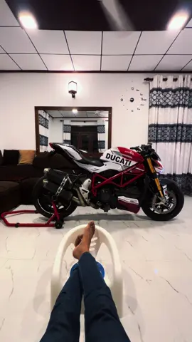 With my naked beast 😮‍💨💗❤️‍🩹#srilankan_tik_tok🇱🇰 #newpost #ducatistreetfighter1098s #CapCut #owend #italy🇮🇹 #ducatilife #slhighcapcity #newtrend #