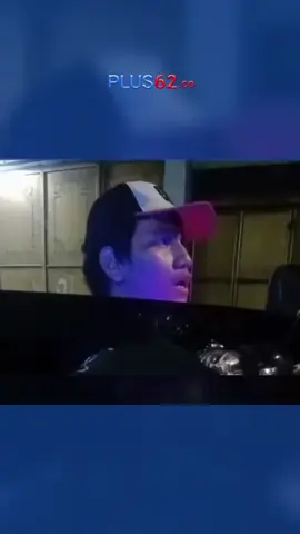 Sopir travel dipaksa memberikan sejumlah uang sebagai “koordinasi jalur” oleh seorang pria saat melintas di sekitar Seasons City,tambora, Jakarta Barat.Aksinya terekam kamera milik korban dan viral dimediasosial  #beritaviral #plus62dotco #berita #pemalakan #pungli 