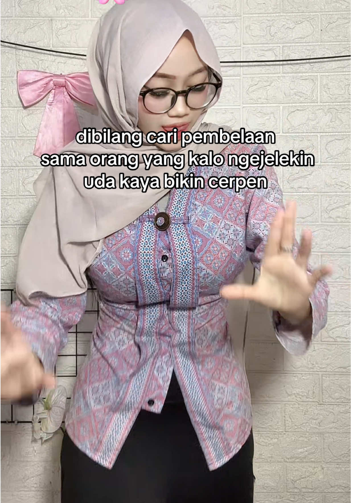 semua orang juga bisa nilai kali gausa ngeles, kl sekali problematik ya seterusnyapun begitu. bahkan  temennya sendiri pun bilang beliau toxic CKCKCK 🤏🏻