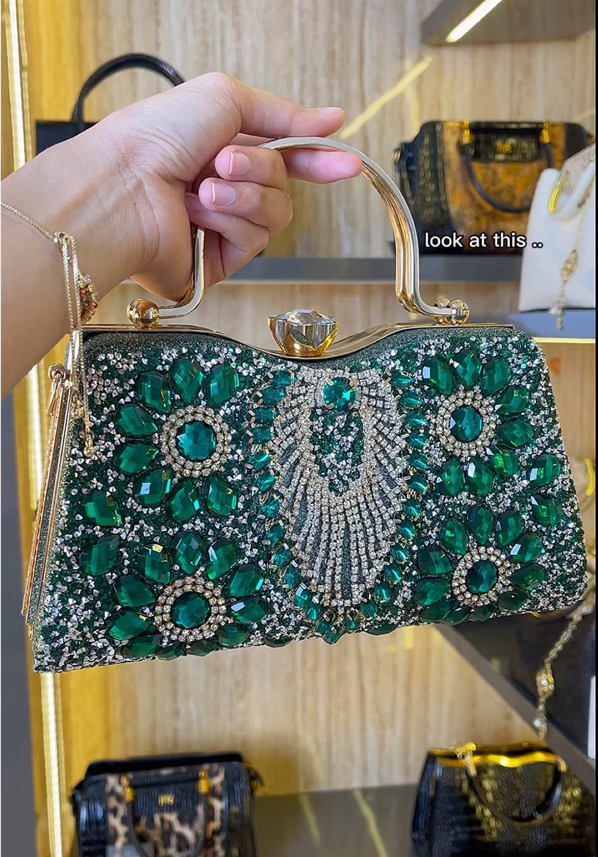 Omg kita punya tas chrystal perfect banget kalian harus liat ini!!😭 full chrystal diamond di bagian depan!!🫵🏻😭 harga bisa kita diskon di live tapi langsung join sekarang ya soalnya stok terbatas!!!🫣 #taswanita #tasmewah #taspremium #tasselempang #taswanitaelegan #tfemkinla #gayaberkelas #ootdwanita #taselegan #tasimport #limitededitionbag #tasimportberkwalitas #gayamewah #tfemkinla #keranjangkuning #LIVEhighlights #fyp #fypシ #foryou #foryoupage 