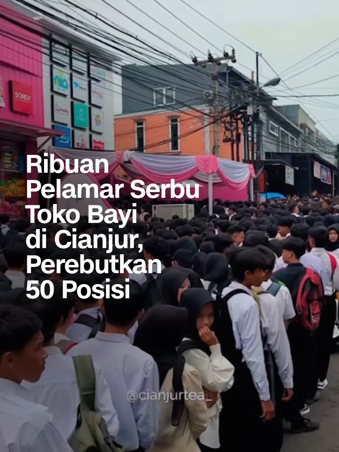 Rekaman viral menunjukkan ribuan pelamar memadati toko perlengkapan bayi Khaira Store di Cianjur, Jawa Barat, Senin (14/7).⁣ ⁣ Sekitar 1.000 orang bersaing memperebutkan 50 lowongan kerja yang diumumkan lewat media sosial toko.⁣ ⁣ Staf toko mengatakan pencari kerja datang tak hanya dari Cianjur, tapi juga dari Bogor, Sukabumi, dan Pangandaran.⁣ ⁣ Baca informasi selengkapnya di cnnindonesia.com.⁣ -⁣ (📸 akun cianjurtea via Instagram)⁣ #cnnindonesia #cnnindonesiacom #tenagakerja #lapanganpekerjaan