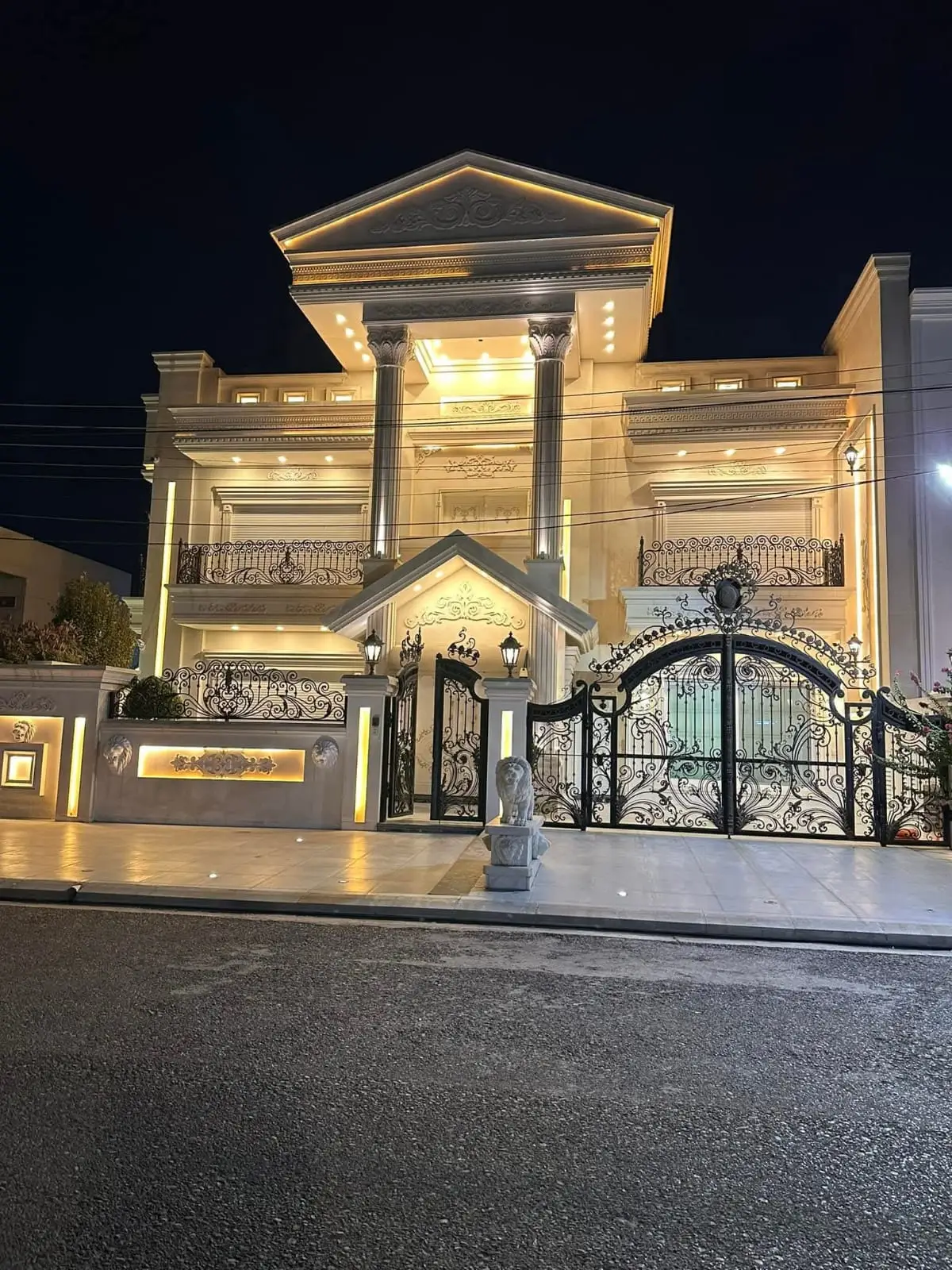 بيت ملكي vip 🏡  🔸بيت للبيع مع الاثاث vip في منطقه ماموستايان 🔸مساحة البيت 600م   طابو ملك 🔸متكون البيت من 8 غرف نوم ماستر سويت + مطبخين حار + بارد + حديقه كبيره + كراج للسياره  🔸موقع البيت في منطقه حي المعلمين  ( زانگو)  قرب طريق 120 🔸السعر المطلوب مليون 300 دولار وقابل للتفاوض للمزيد من التفاصيل التواصل على الارقام التالية  واتس:07767430280 كورك:07509830280 عبدالوهاب عقارات اربيل #عقارات #العراق #بيت #فله #بيت_اربيل #بصرة_موصل_كركوك_نجف_بغداد_حلة_انبار 