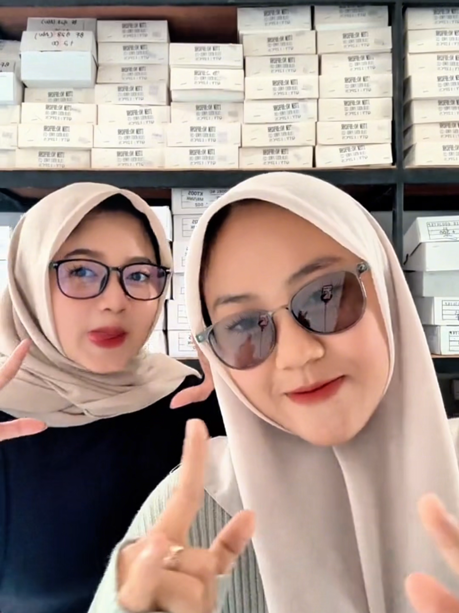 komen dong, kalian tim yang mana? #kacamataantiradiasi #kacamata anti radiasi anak smp #kacamataantisilau #kacamatalensagrey #kacamatanormal 