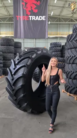 Prezentacja opony w rozmiarze 710/75R42 Tianli AG Radial, która waży 360 kg!##rolnictwo #agri #agriculture #opony #tyres #magazyn #warehouse #heavyequipment #heavyweight #girl #dziewczyna #blonde #traktor #gospodarstwo 