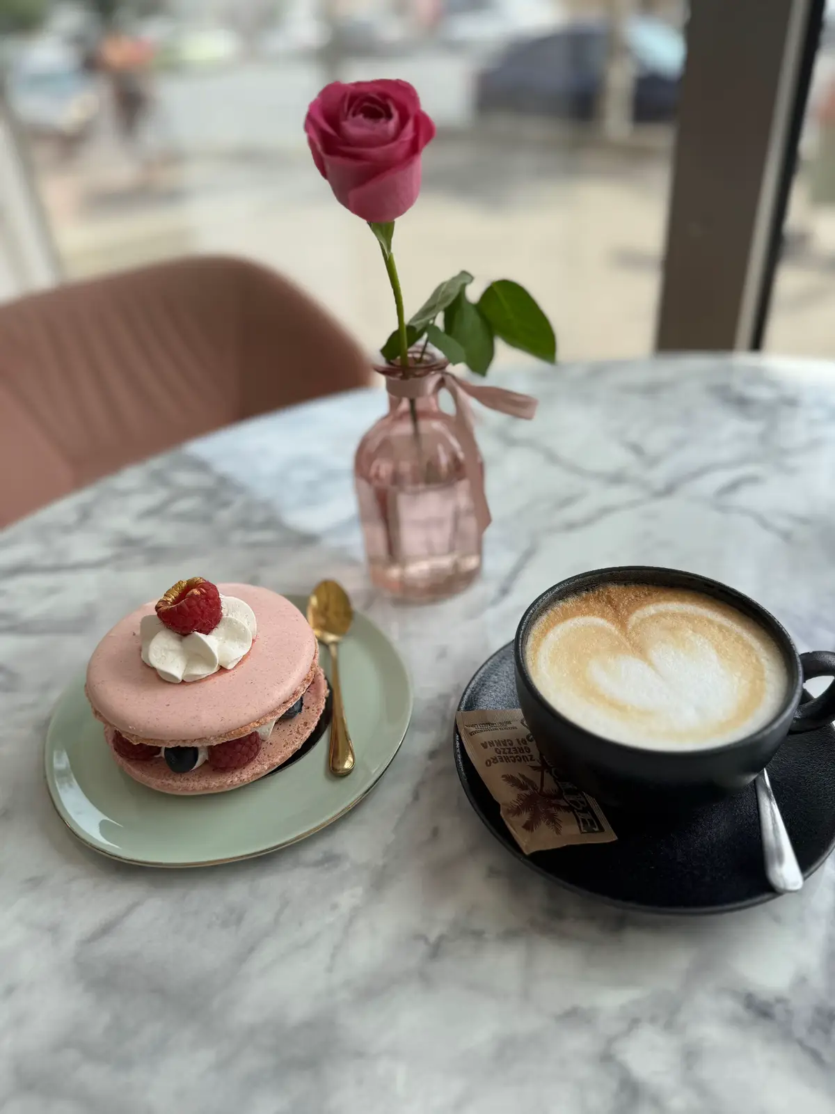 🎬 Deserturi fine, create să-ți răsfețe fiecare clipă! Fie că ești în pauza de cafea, la birou sau pur și simplu ai nevoie de un moment dulce...   🍰 Alege rafinamentul: texturi catifelate, arome naturale, ingrediente premium.   ❤️ La Maiore, fiecare desert e o emoție servită cu gust.  #mayore #maibun #pitesti #desert 