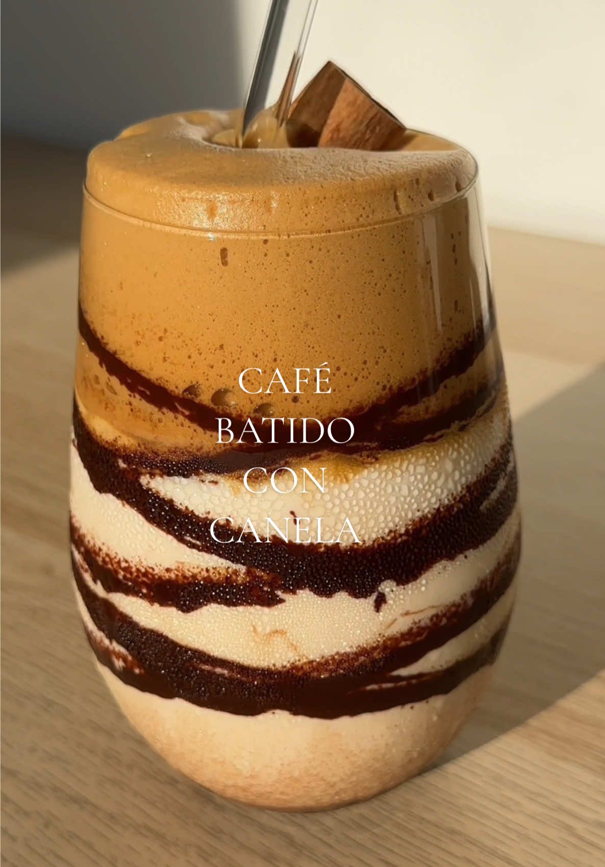 Café batido con canela ☕️🤎 Ingredientes: •chocolate fundido •hielos •1 cucharita de canela •leche •para la crema de café: 2 cucharas de café instantáneo, 1 chorrito de leche condensada y cubrir con agua •1 ramita de canela para decorar  Y listo 🥰 #asmr #cafe #coffee #coffeetiktok #coffeeaddict #Receta #Recipe 