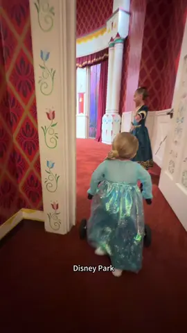 Children meet their favorite Disney in Disneyland#tiktok #usa🇺🇸 #disneyland #disney #usa #baby #Love 