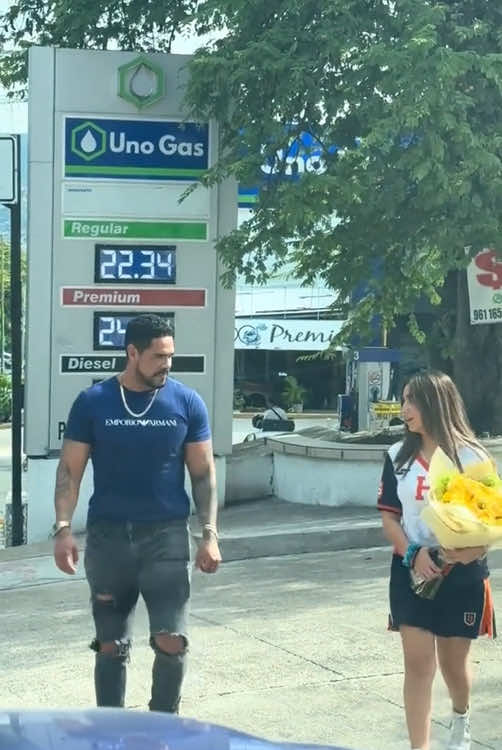 Dad’s reaction when his daughter gets a gift from a boy 😂😂#fyp #feeling #foryou #dad #viral #emotional #dadsontiktok #daughter #surprise 