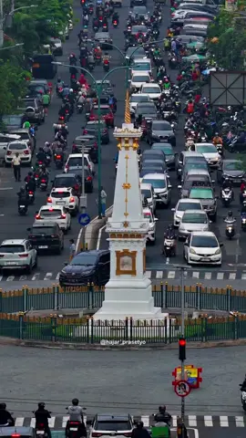 Lampu Merah Paling Berkesan Di Jogja..!! Kenapa..? Karena Terkadang, Kita Sengaja Menunggu Untuk Mengabadikan Suasananya.. Ada Yang Sama Gak..? Ketika Berhenti Di Lampu Merah Ini..🤝 Video by ig/hajar_prasetyo #lampumerah #tugujogja #yogyakarta #tugujogja #liburanjogja #jogja #jogja24jam #jogjahits #jogjakarta 
