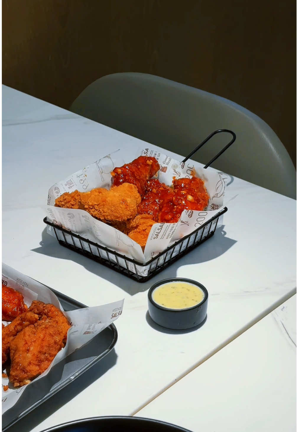 Lagi main ke @Pacific Place Jakarta dan ternyata nemuin korean fried chicken yang rasanya plot twist banget! Dari awal dateng aja udah di suguhin sama tempat dine in nya yang ala-ala Namsan Park Ditambah lagi menu Korean Fried Chicken yang jadi andalan nya enak banget, bikin kepikiran sampe rumah Menu rekomendasi dari kita ada di video ya! Pastiin kalian juga cobain kesini, drop your comment yang udah pernah nyobain makan disini 🫵🏻 — #koreanfood #koreanfriedchicken #jktfoodbang #jktfooddestination #rekomendasitempatmakan #tempatmakanjakarta #jktplacetogo #placetogojakarta #dateideas 
